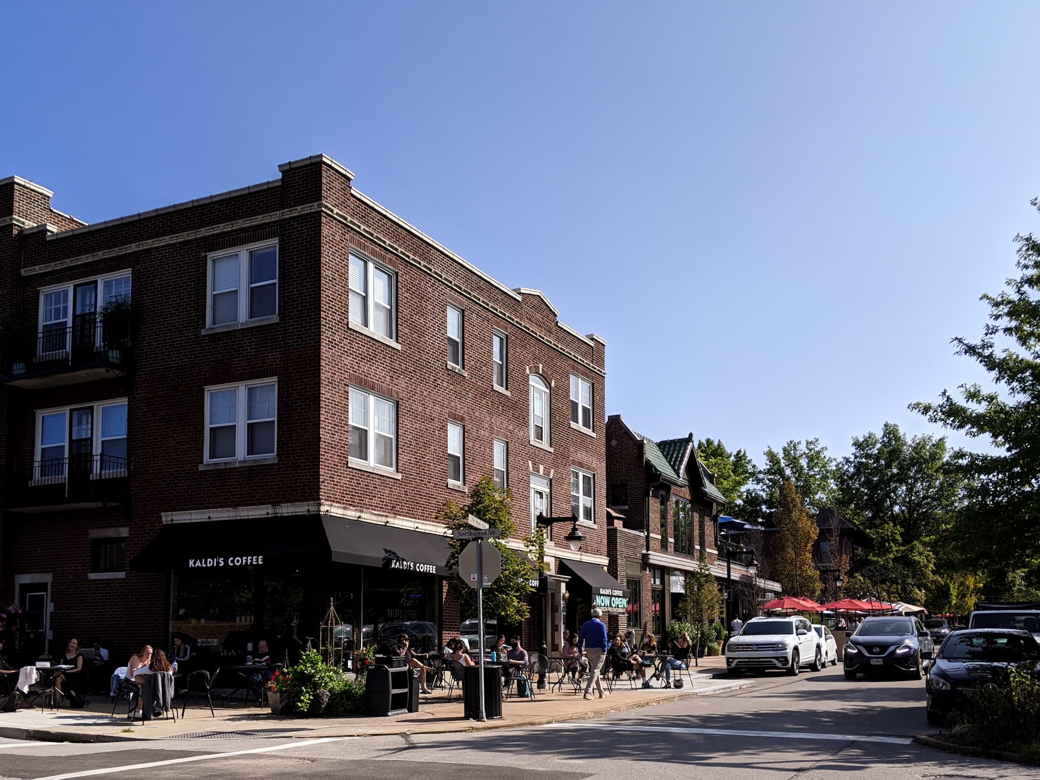 Image of corner of Kaldi's Coffee Demun cafe